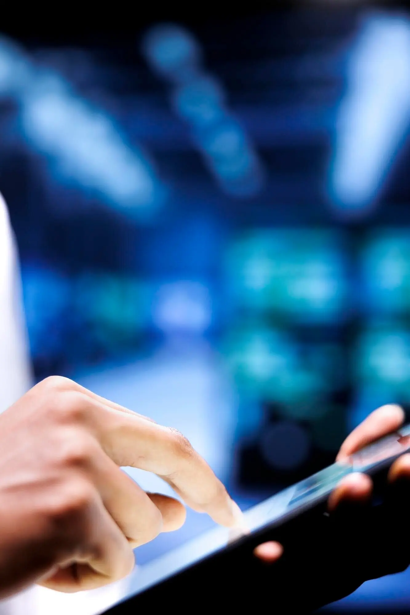 Ein versierter Ingenieur verfasst auf einem Tablet einen Notfallplan für Katastrophenfälle im Rechenzentrum, um eine schnelle Wiederherstellung der Dienste zu gewährleisten, Beeinträchtigungen zu begrenzen und Unterbrechungen des normalen Betriebs zu minimieren.